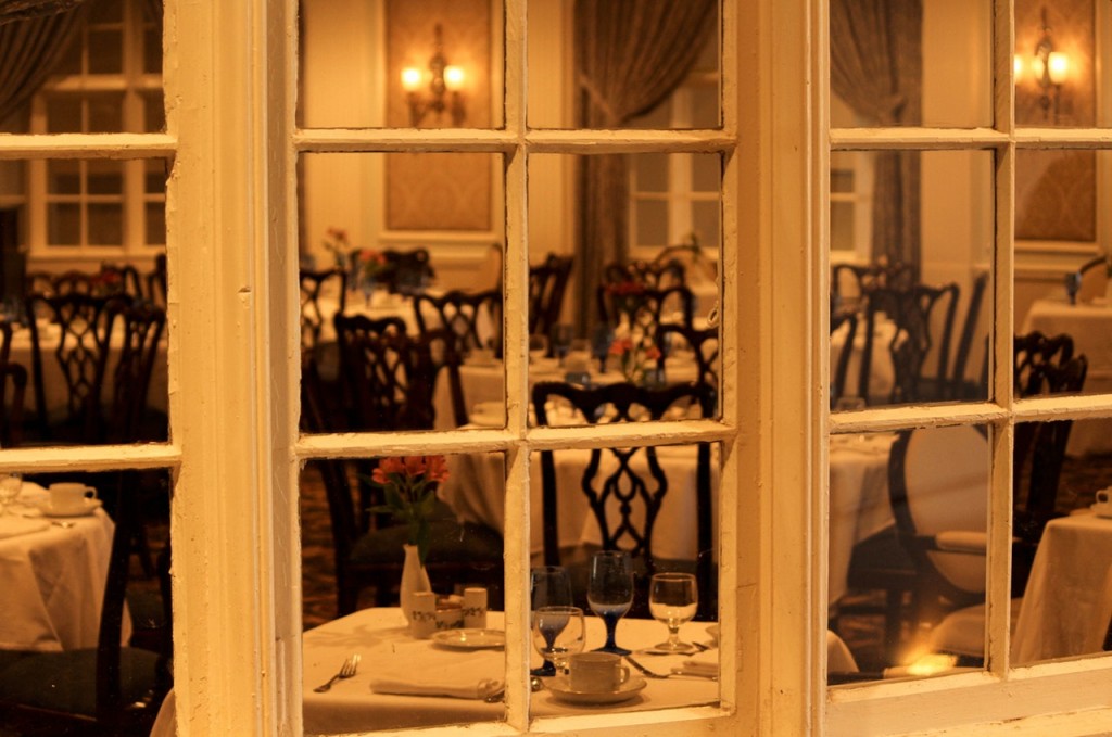 dining-room-restaurant-window-table-setting-67806